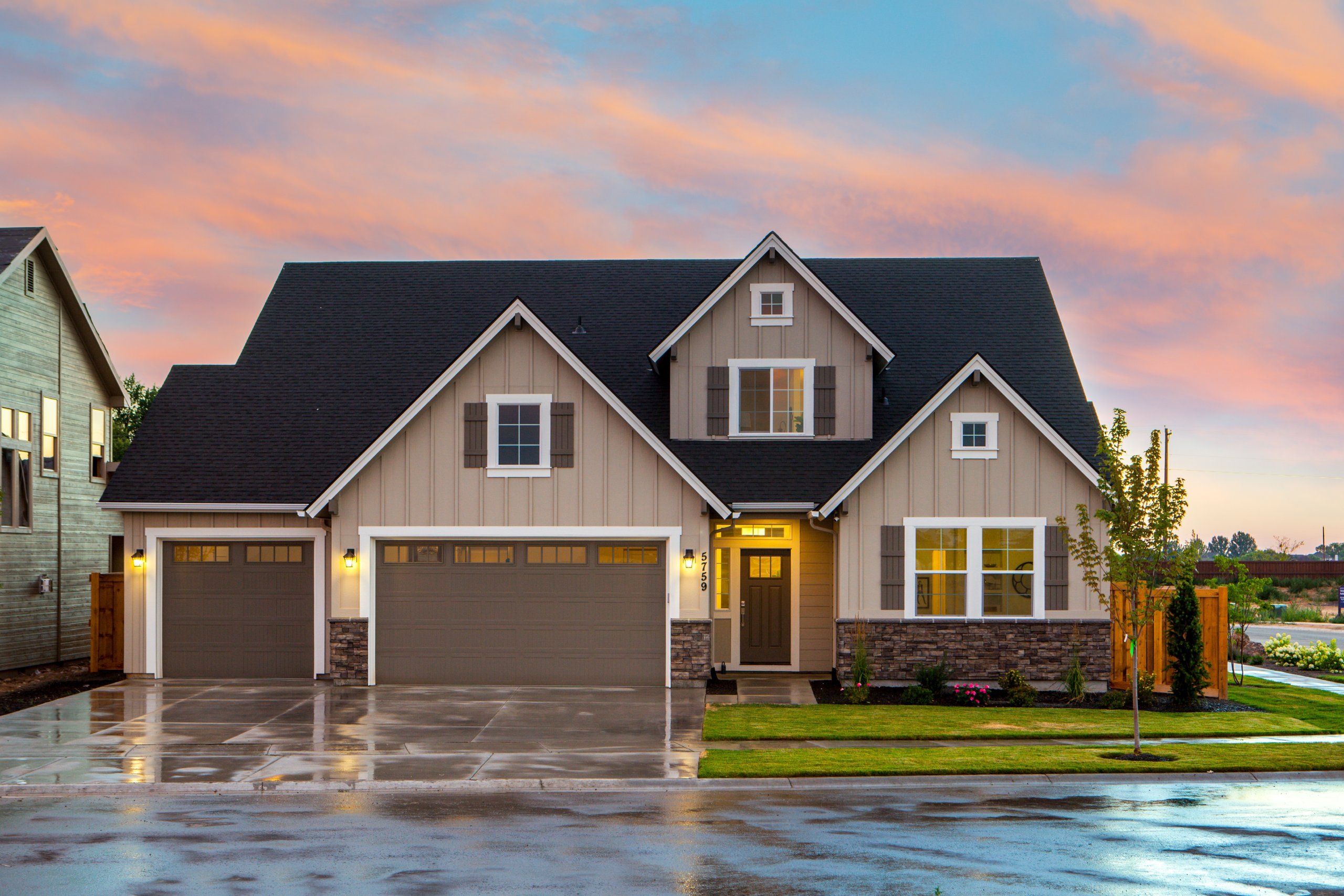 Cash-out refinance vs HELOC: Image of a house